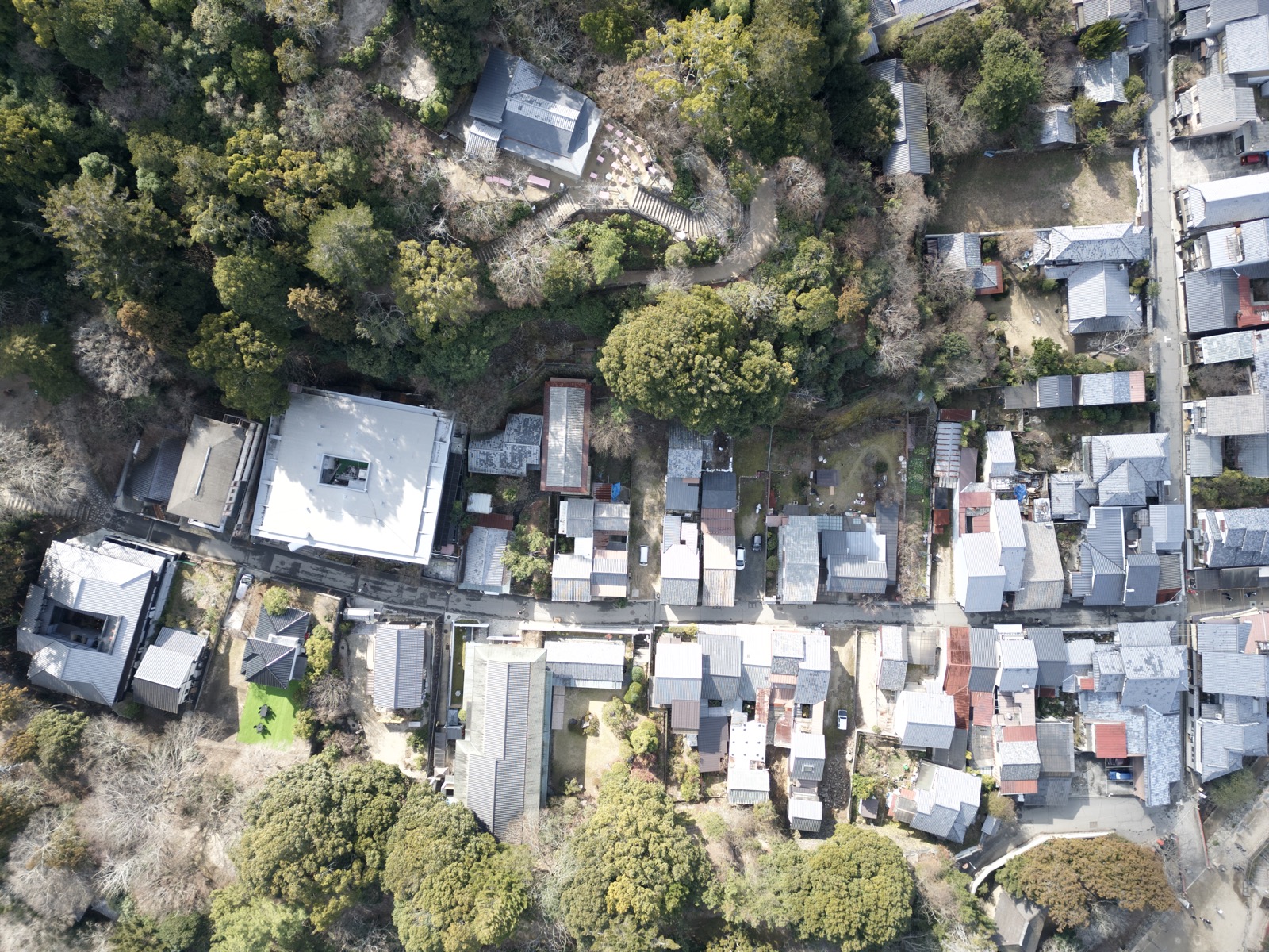 中江町の空撮。山の緑に囲まれた町並み