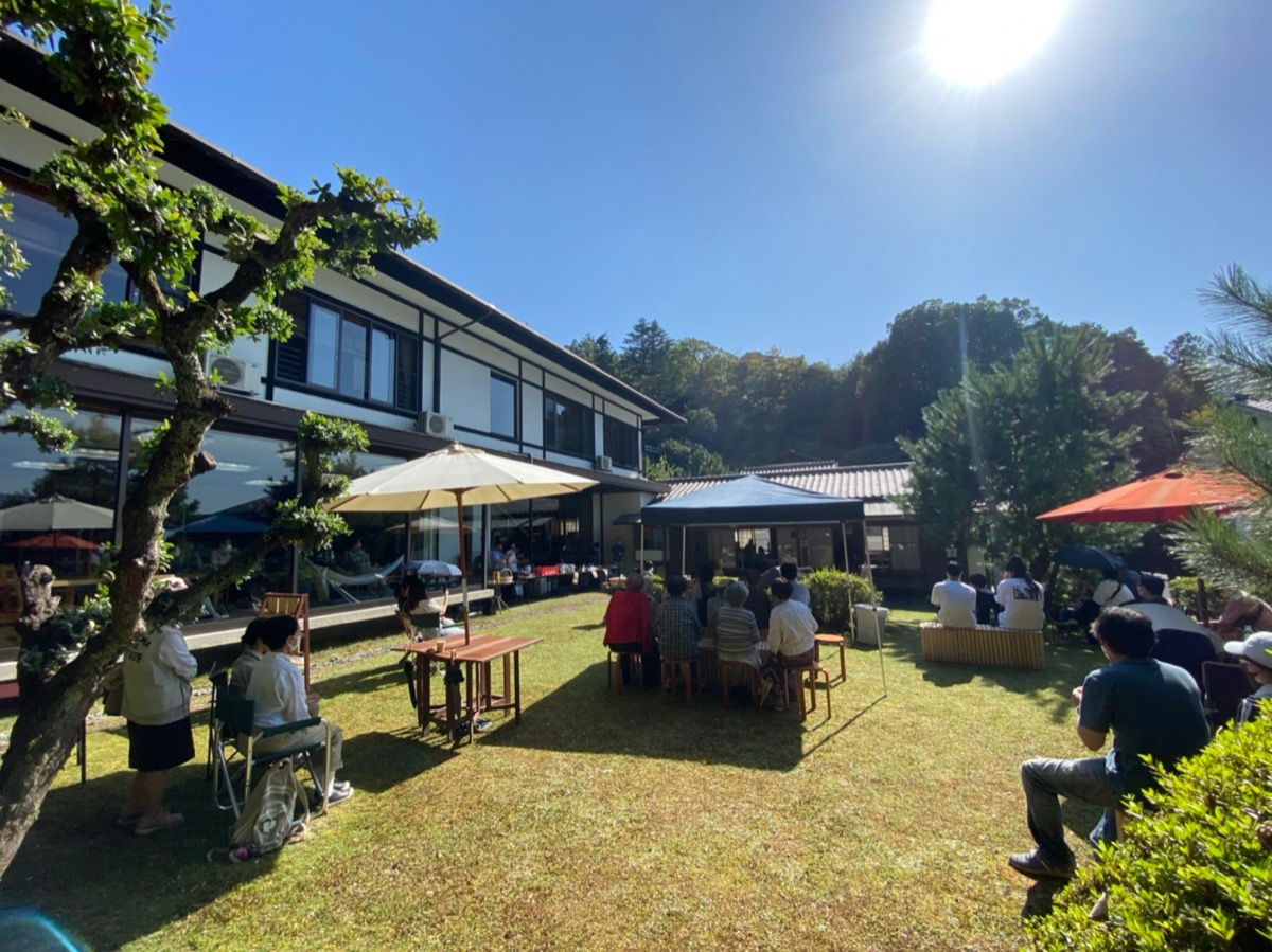 ちゅうえマルシェの会場風景。三國屋の庭にテントと椅子が並ぶ